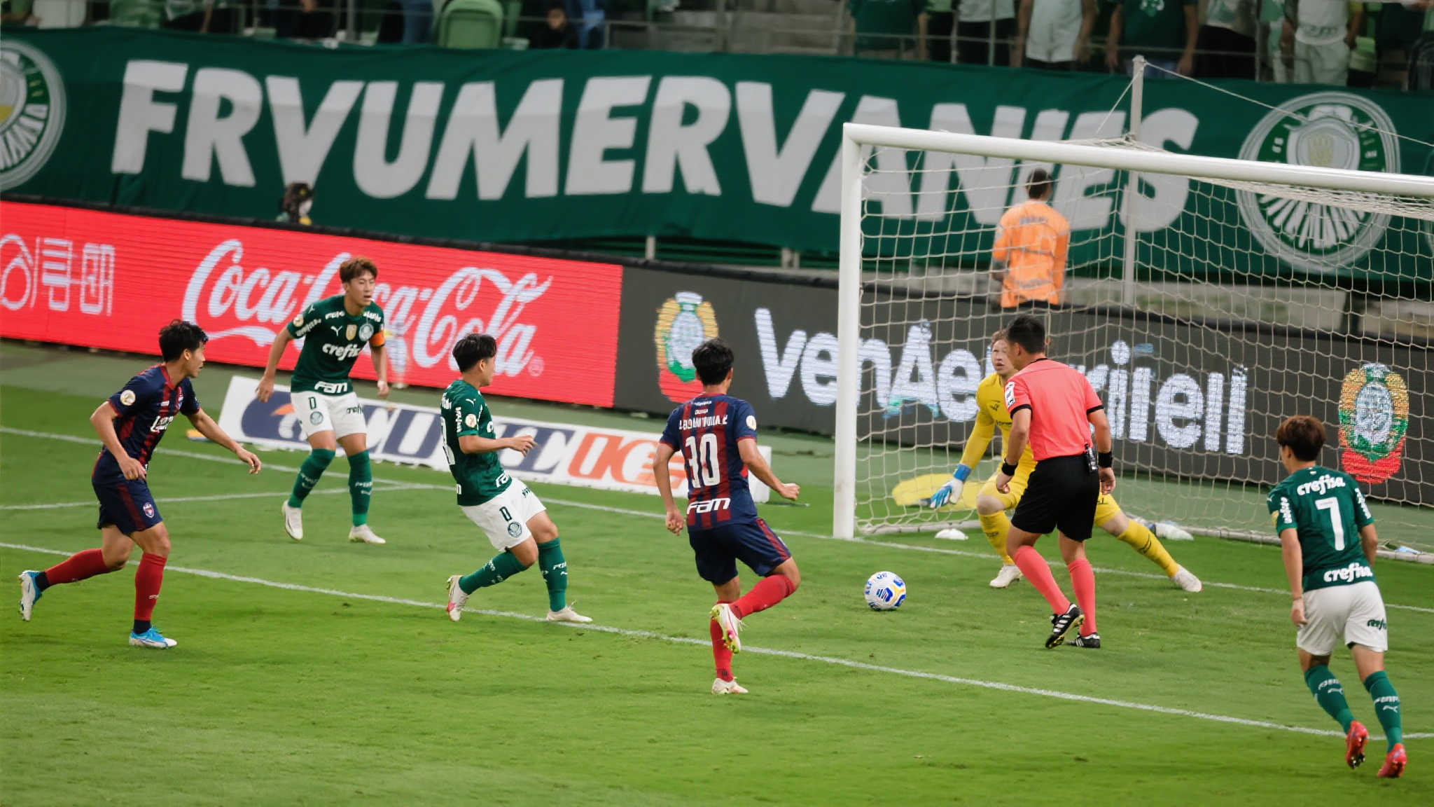 本场比赛从一开局便充满了悬念。面对南美冠军队伍——